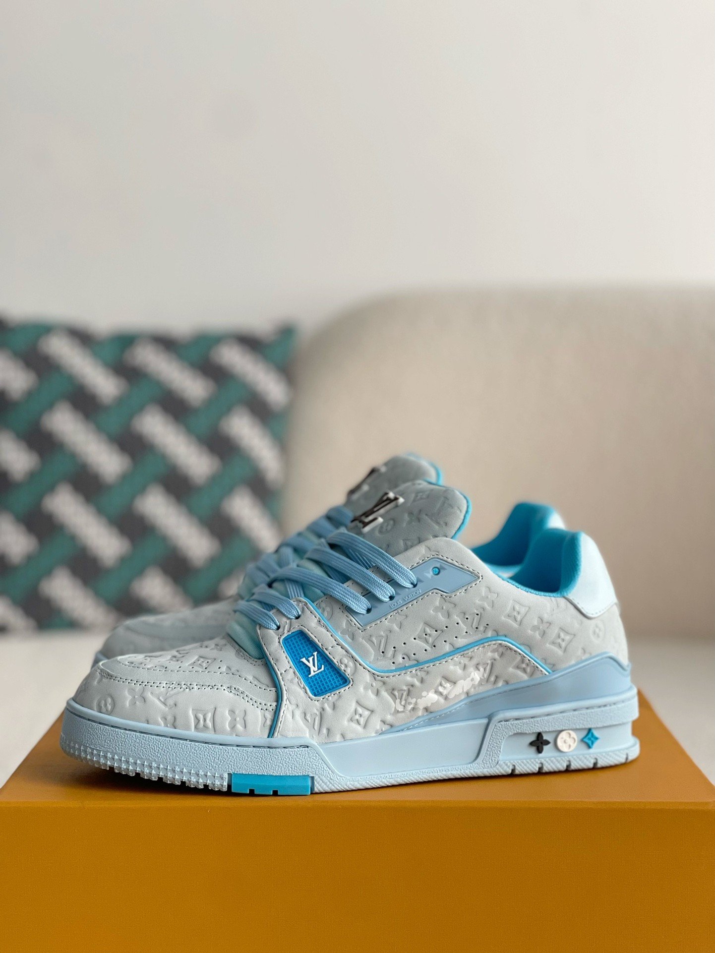 L X V SNEAKERSSUNGLASSES