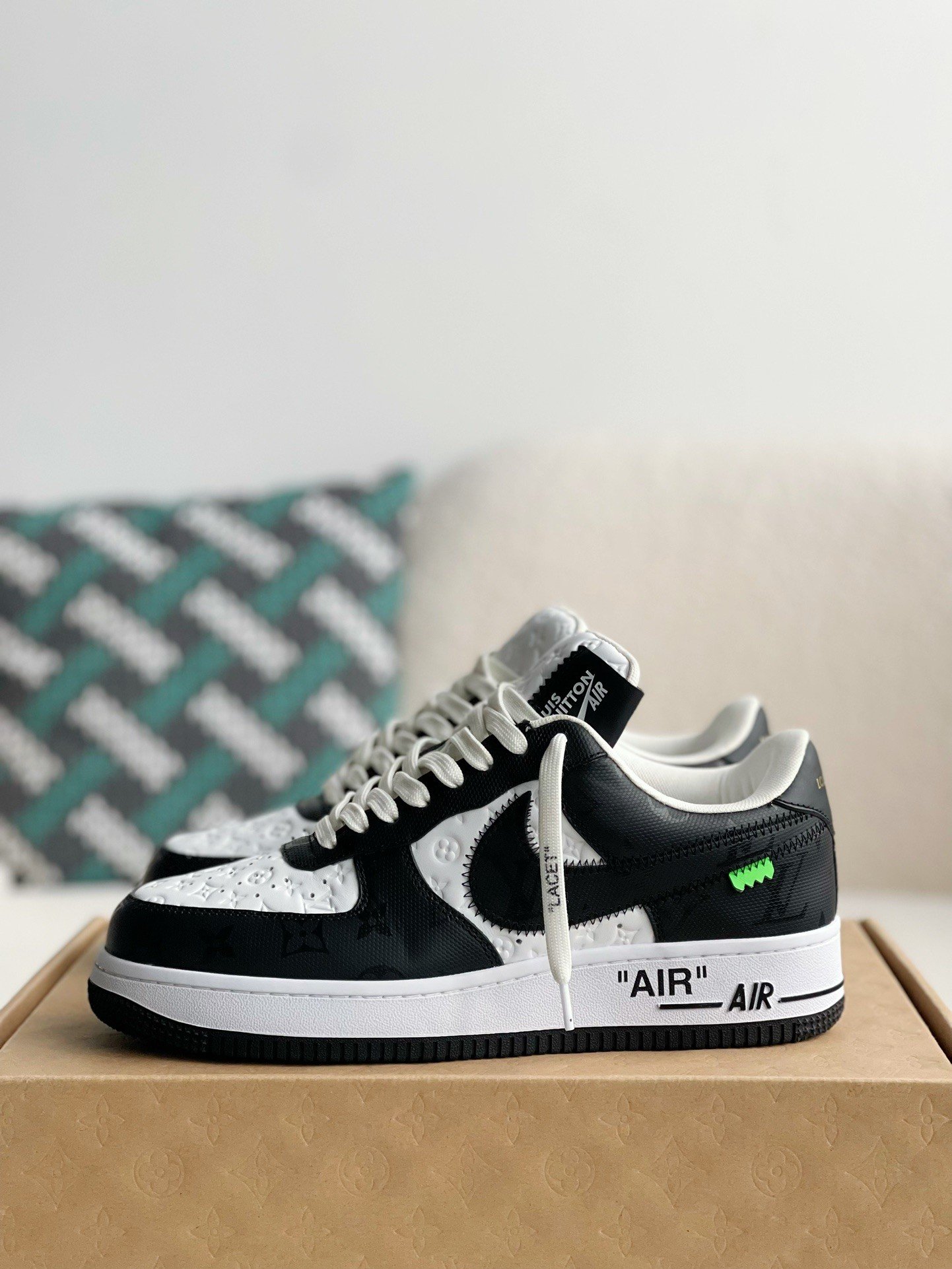 L X V X NK AIR FORCE 1 SneakerSUNGLASSES