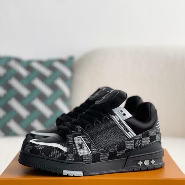 L X V SNEAKERSSUNGLASSES