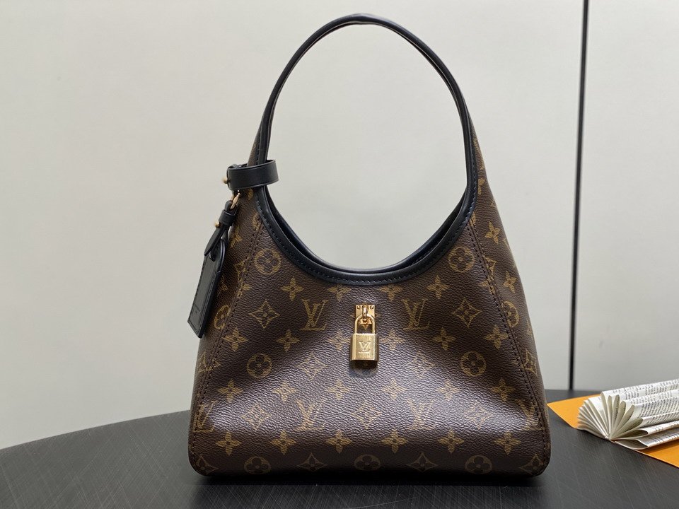 L X V Shoulder bag 15x12x28cm