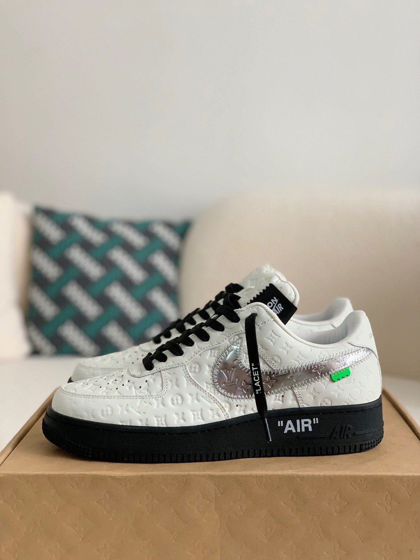 L X V X NK AIR FORCE 1 SNEAKERSUNGLASSES