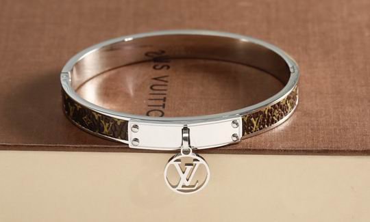 L X V BraceletsSUNGLASSES