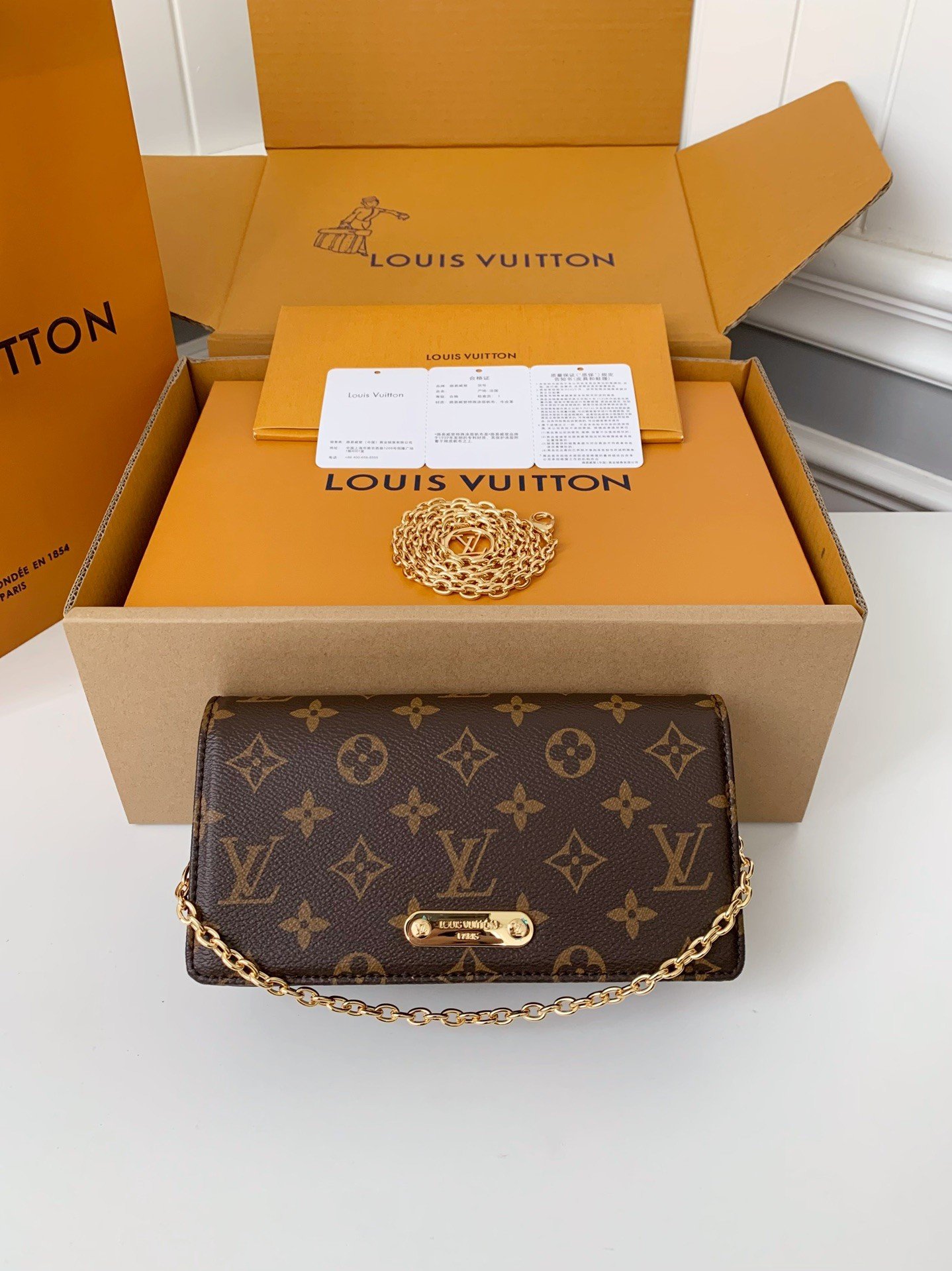 L X V WALLET ON CHAIN LILY  M82509 size：20.7*10.2*3.5cm