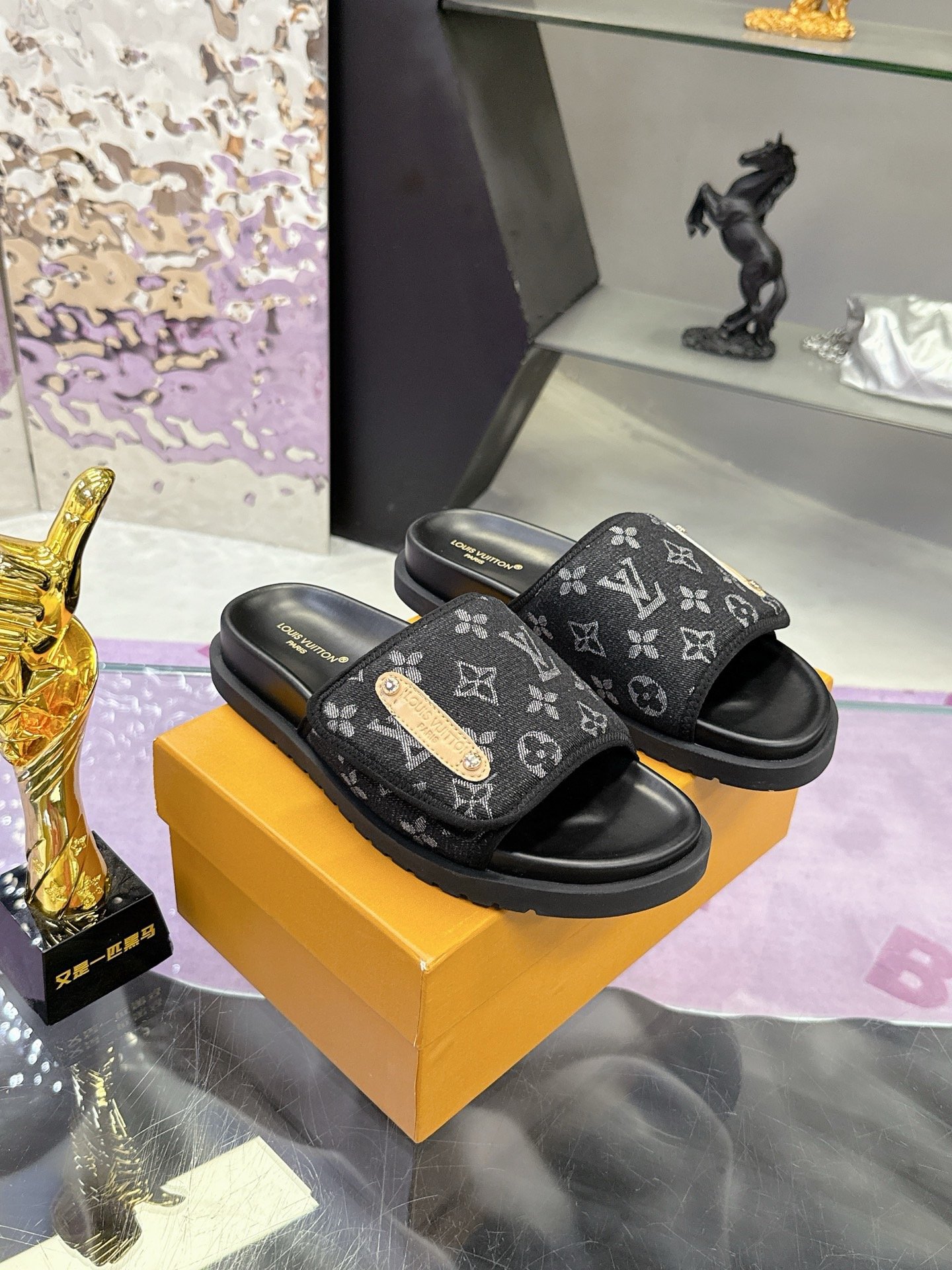 L X V SLIPPERSSUNGLASSES