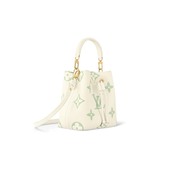 M24048 LouisV NeoNoé BB Bag – Matcha Green, 20 × 20 × 13 cm